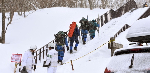 Resultado de imagem para Equipes de resgate trabalham para encontrar estudantes desaparecidos no Japão