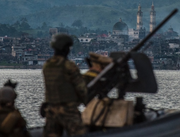 Forças especiais da Marinha patrulham um lago perto da área de batalha principal, onde militantes do Estado islâmico estão escondidos em Marawi, Filipinas - JES AZNAR/NYT
