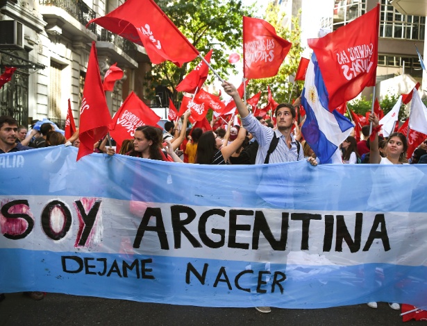 Protesto contra um projeto que pode legalizar parcialmente o aborto na Argentina - Eitan Abramovich/AFP