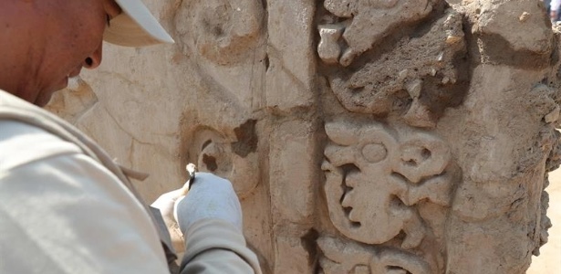 Arqueólogo trabalha em escavação de mural em Utzh An, no complexo arquológico de Chan Chan, no Peru  - Ernesto Arias/Efe