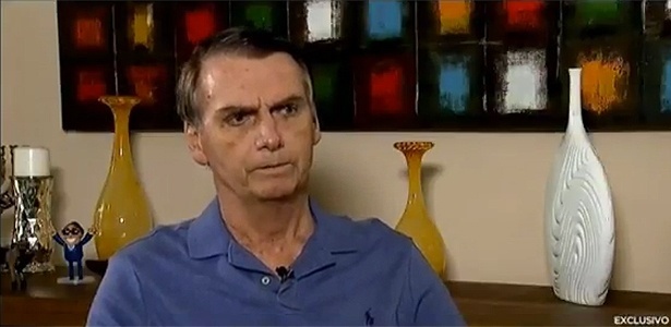 04.out.2018 - Jair Bolsonaro durante entrevista à TV Record