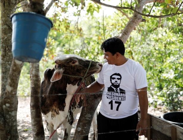 Pastor Crenilton Ferreira, que pretende votar em Bolsonaro, usa camiseta com o rosto do capitão em Palmeira dos Reis, no Maranhão