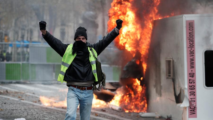Um manifestante vestindo colete amarelo, símbolo do protesto, em manifestação contra os preços dos combustíveis - REUTERS/Benoit Tessier
