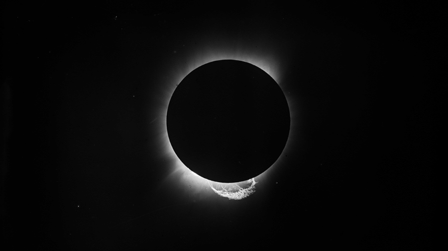 O eclipse total do Sol, fotografado no Ceará, permitiu que cientistas britânicos confirmassem as previsões do jovem alemão Albert Einstein sobre como a luz se comporta em relação à gravidade - Science Museum London