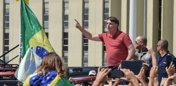 Bolsonaro adota 