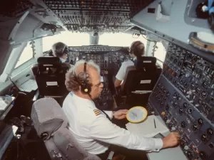 Entra tecnologia, sai gente: avião antigo tinha até 5 pessoas na cabine