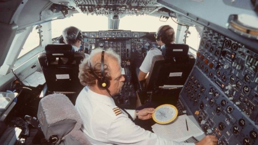 Engenheiro de voo a bordo de um Boeing 747 da Lufthansa