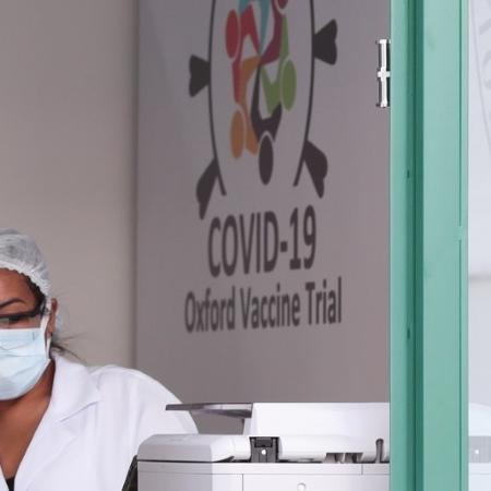 Funcionária na Universidade Federal de São Paulo (Unifesp) onde vacina Oxford/AstraZeneca contra Covid-19 está sendo testada - 