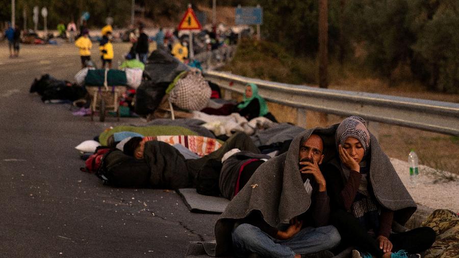 Imigrantes e refugiados se abrigam em acostamento após incêndio na ilha grega de Lesbos - ALKIS KONSTANTINIDIS