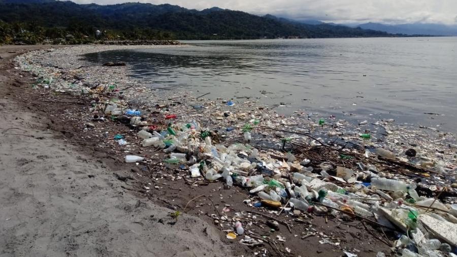 Praias da cidade de Omoa acumulam embalagens e garrafas plásticas - Secretaria de Recursos Naturais e de Ambiente de Honduras