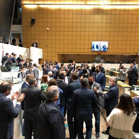 Deputados comemoram adiamento de votação de pacote de Doria na Alesp - Lucas Borges Teixeira/UOL