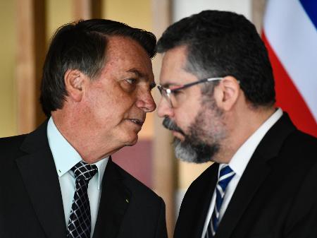 O presidente Jair Bolsonaro conversa com o chancele Ernesto Araújo, no Itamaraty - MATEUS BONOMI/AGIF/ESTADÃO CONTEÚDO