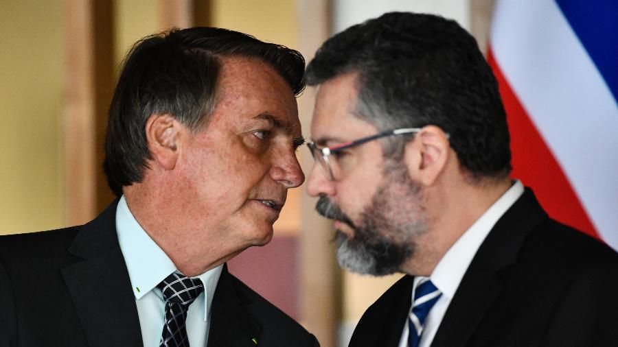 O presidente Jair Bolsonaro conversa com o chancele Ernesto Araújo, no Itamaraty - MATEUS BONOMI/AGIF/ESTADÃO CONTEÚDO