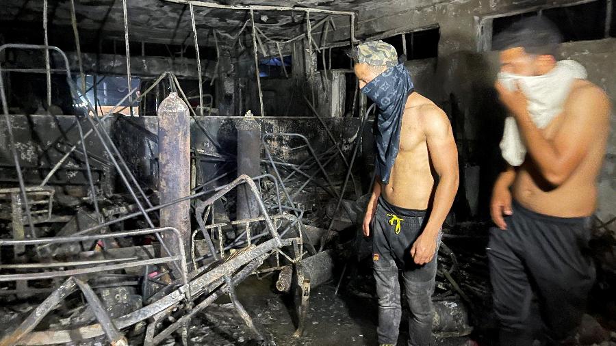 24.abr.2021 - Parte do hospital Ibn Khatib, em Bagdá (Iraque), ficou totalmente destruída após um incêndio - Thaier Al-Sudani/Reuters