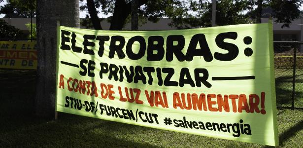16 jun. 2021 - Faixas e cartazes durante protesto contra privatização da Eletrobras, em frente ao Senado