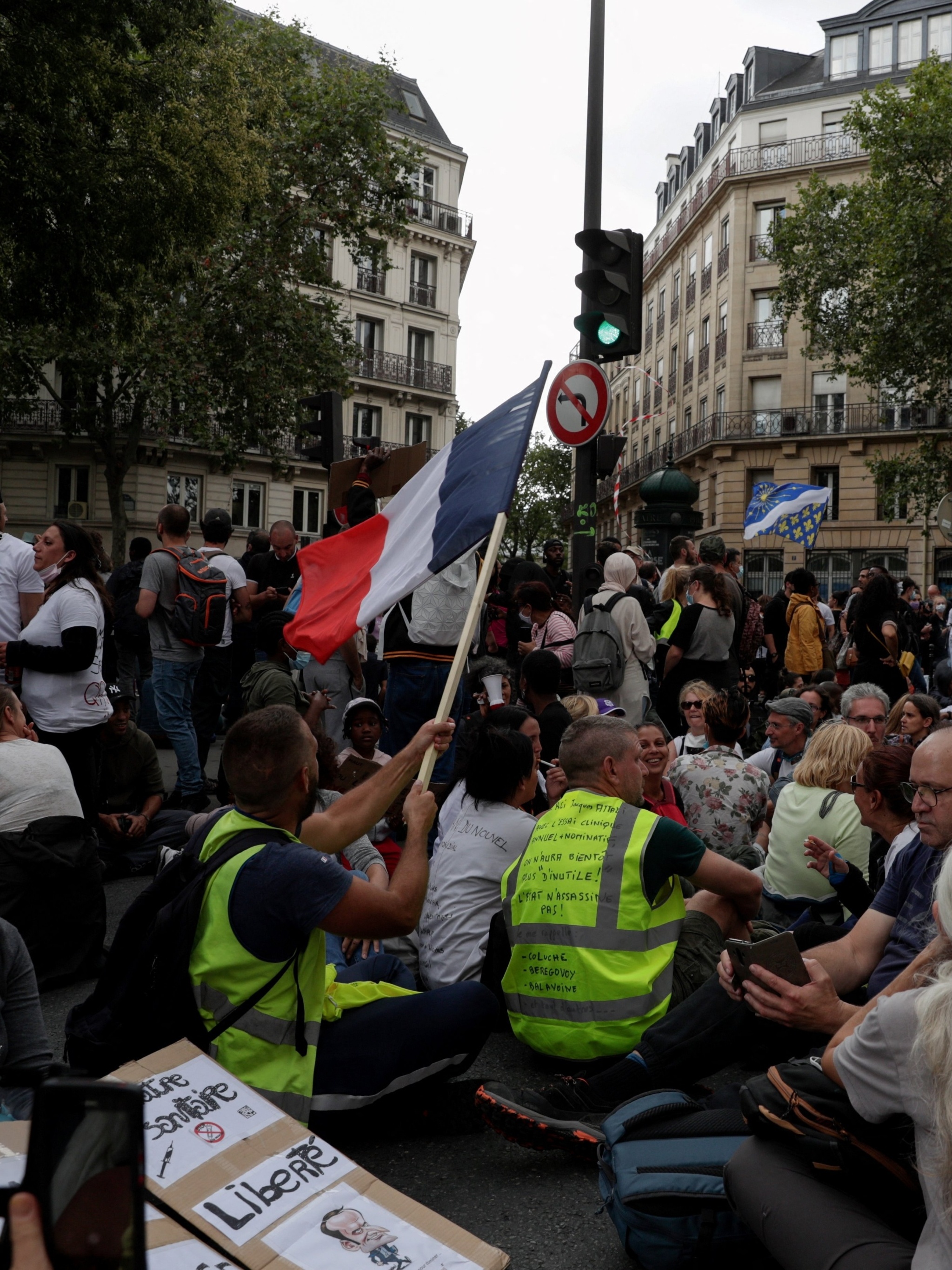 França tem novo dia de protestos contra passaporte da vacina