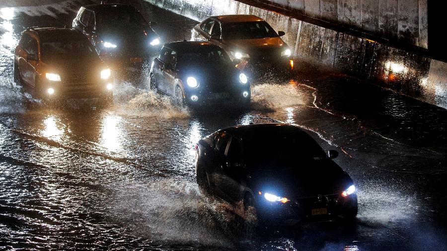 Motoristas tentam passar em rodovia inundada no bairro do Queens, na cidade de Nova York, após a passagem da tempestade Ida. Diversas cidades do estado enfrentam chuvas fortes - REUTERS/Brendan McDermid