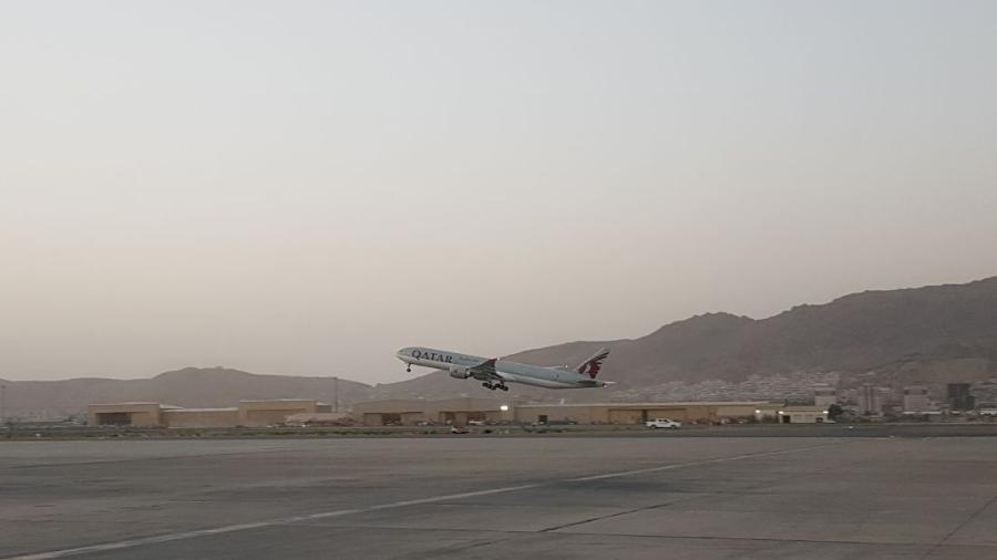 9 set. 2021 - Avião da Qatar decola do Aeroporto Internacional Hamid Karzai, em Cabul, para Doha, no Catar - Sayed Khodaiberdi Sadat/Anadolu Agency via Getty Images