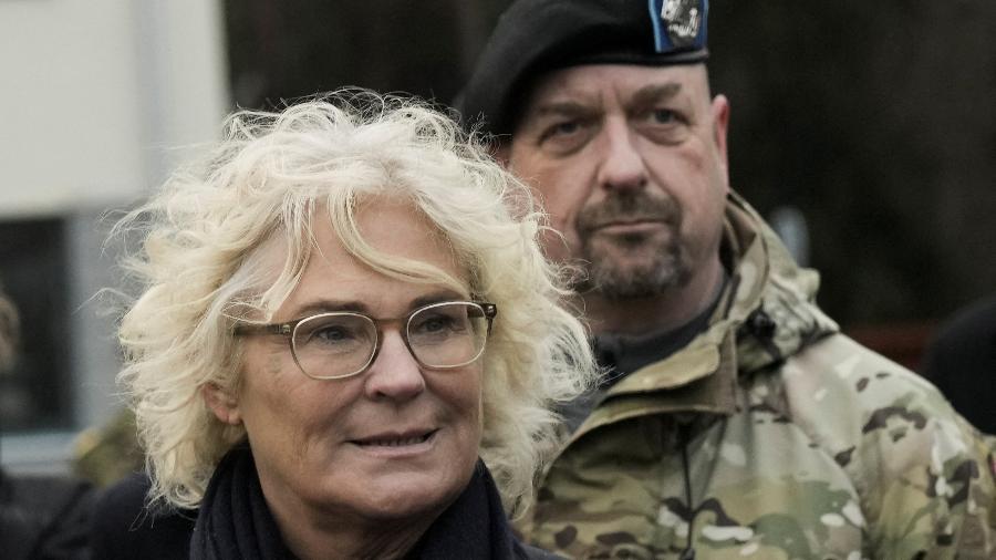 Christine Lambrecht, ministra da Defesa da Alemanha, durante visita à base militar de Rukla, na Lituânia - REUTERS/Ints Kalnins 