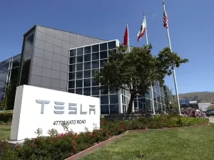 Tesla e Alphabet divulgam balanços hoje; veja mais destaques do mercado  