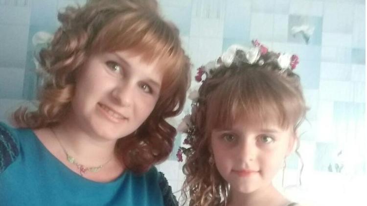 Yuliia and one of her daughters in a photo taken before the war - BBC - BBC