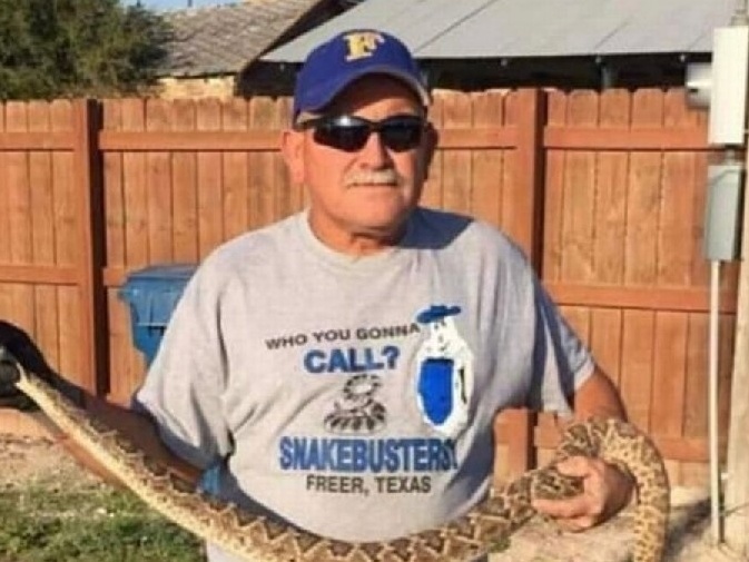 Domador de cobras morre após ser picado por cascavel em evento nos EUA
