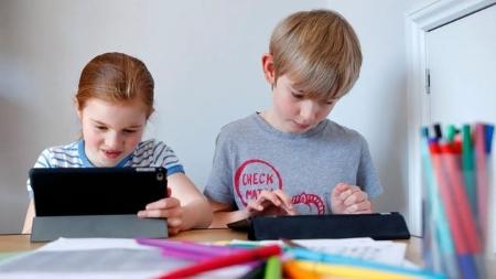 As crianças podem parecer isoladas quando estão no computador, mas muitas vezes estão socializando - Max Mumby/Getty Images - Max Mumby/Getty Images