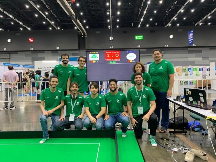 Equipe RobôCIn, formada por estudantes da UFPE (Universidade Federal de Pernambuco), durante a competição de robôs RoboCup, realizada na Tailândia entre 13 e 17 de julho - Arquivo pessoal - Arquivo pessoal