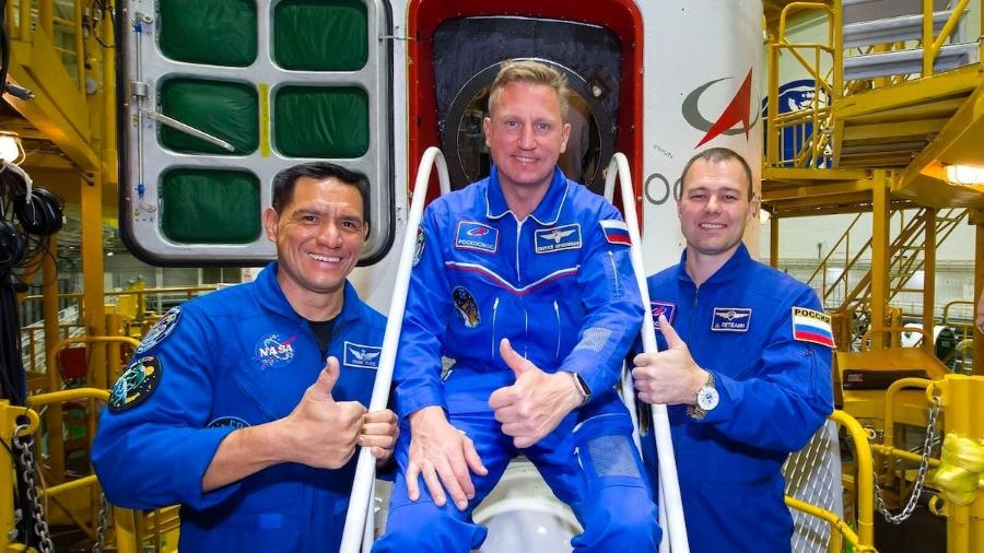 Francisco "Frank" Rubio, da Nasa, Sergey Prokopyev e Dmitry Petelin, da Roscosmos, em frente à cápsula Soyuz MS-22 - Yuri Gagarin Cosmonaut Training Center