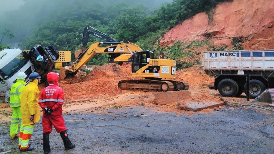 As equipes de resgate chegaram à área onde há carros soterrados e retiram 7 mil metros cúbicos de terra - Divulgação/Sesp PR