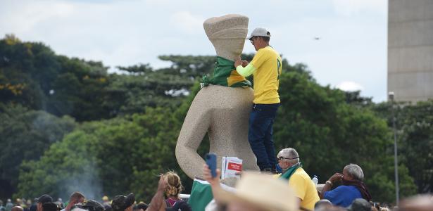 Golpistas invadiram o STF (foto acima), o Congresso e o Palácio do Planalto no último domingo (8)