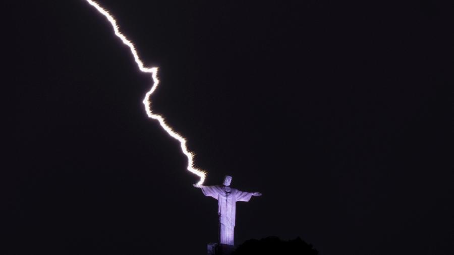 Foto captura momento em que raio atinge Cristo Redentor no Rio de Janeiro - MAURO PIMENTEL / AFP