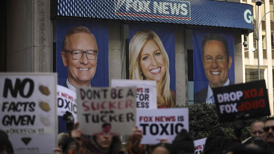 Manifestantes se reúnem contra a Fox News fora da sede da emissora no prédio da News Corporation em Nova York - 13.mar.2019 - Drew Angerer/AFP