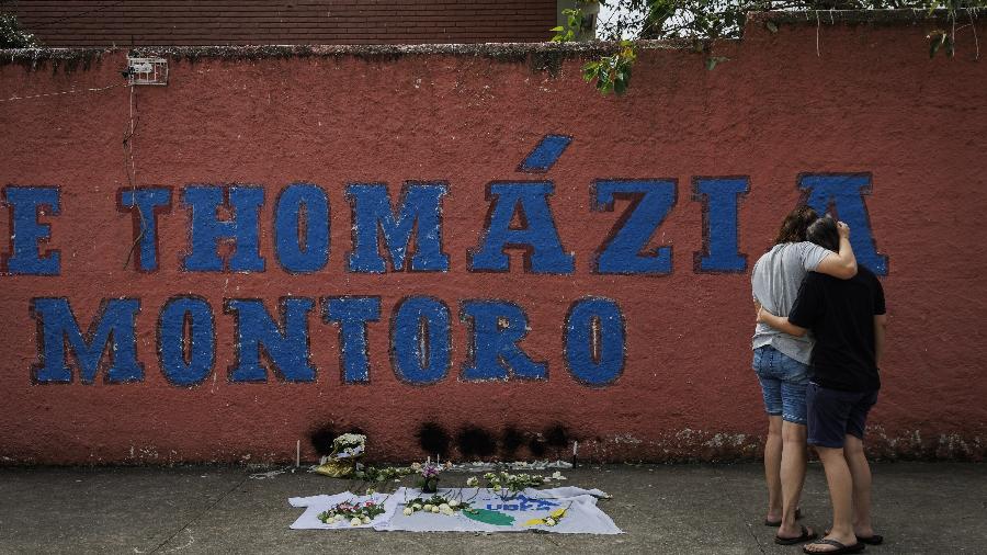 Famílias e alunos prestam homenagem às vítimas de ataque da escola Thomazia Montoro, na zona oeste de São Paulo - Bruno Santos/Folhapress