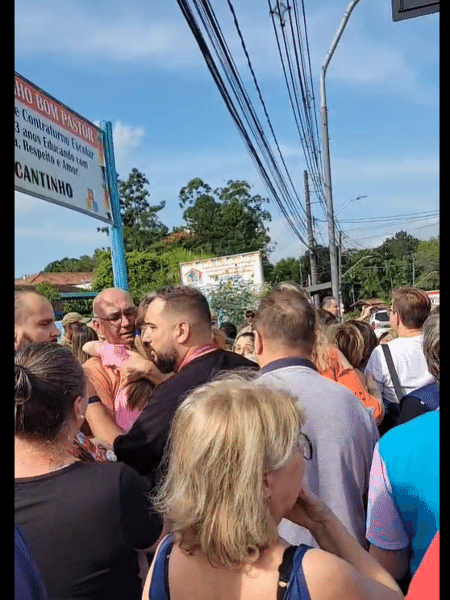 Famílias em frente ao CEI Cantinho Bom Pastor, em Blumenau (SC) - Reprodução/Facebook