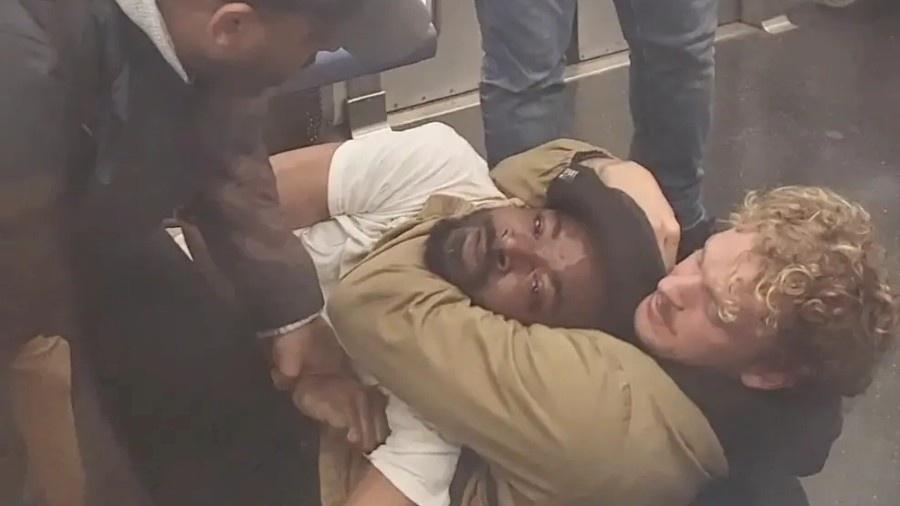 Homem em situação de rua foi imobilizado e estrangulado em vagão de metrô em Nova York (EUA) - Divulgação/Juan Alberto Vazquez