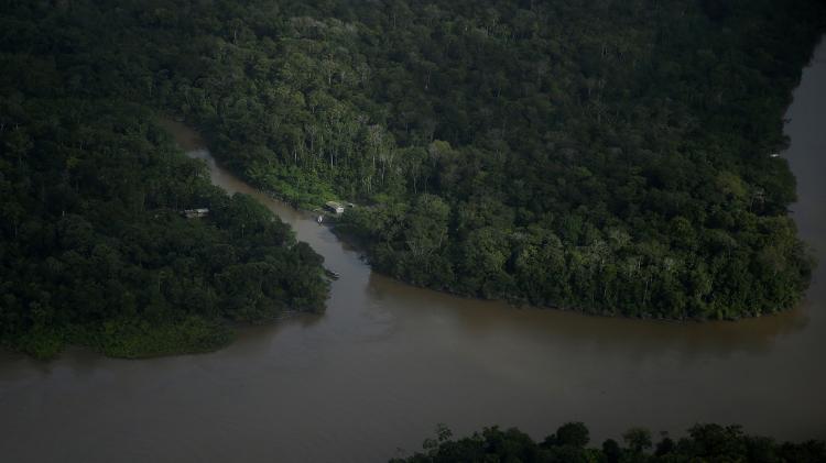 Casa entre rios próximos à foz do rio Amazonas, no litoral do estado do Amapá