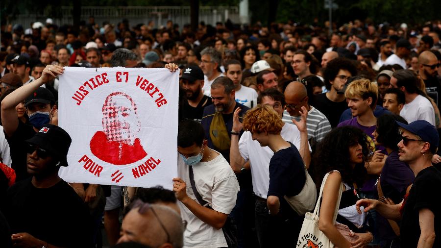 Pessoas participam de uma marcha em homenagem a Nahel, um adolescente de 17 anos morto por um policial francês durante uma parada de trânsito, em Nanterre, subúrbio de Paris, França - SARAH MEYSSONNIER/REUTERS