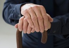 Justiça interdita idoso de 84 anos que deu R$ 190 mil à namorada de 34 - Getty Images/Jose Luis Pelaez Inc