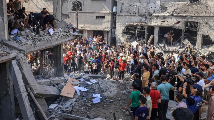 Palestinos buscam sobreviventes em meio a escombros após bombardeio de Israel em Khan Yunis, no sul da Faixa de Gaza