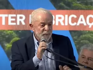 Lula chora, defende indústria nacional e prêmio Nobel a Haddad