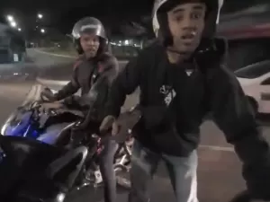 Câmera em capacete grava assalto a motociclista em avenida de SP; veja