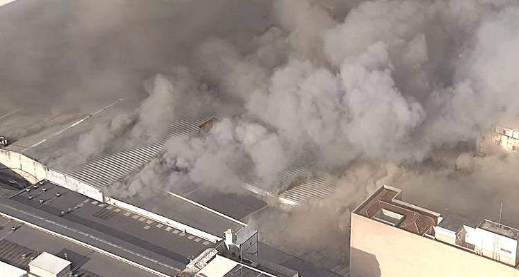 Imagem aérea mostra incêndio na rua Barão de Ladário, 300, no Brás