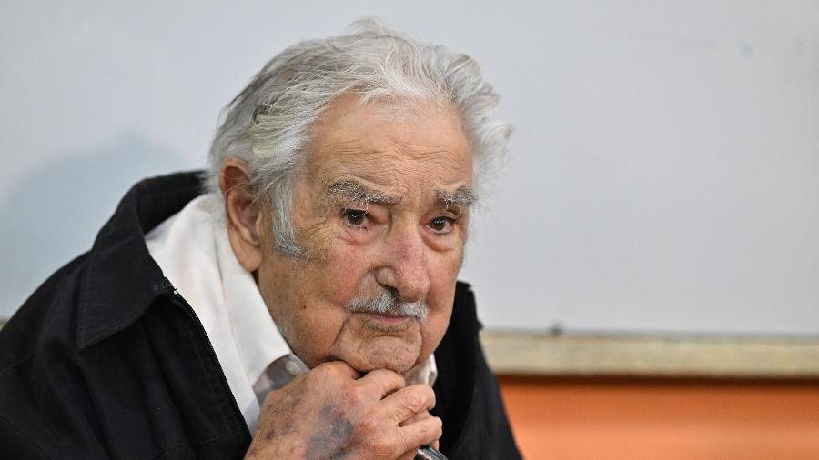 José Mujica esperando para registrar seu voto durante a eleição presidencial em Montevidéu no dia 24 de novembro de 2024 José Mujica esperando para registrar seu voto durante a eleição presidencial em Montevidéu no dia 24 de novembro de 2024
