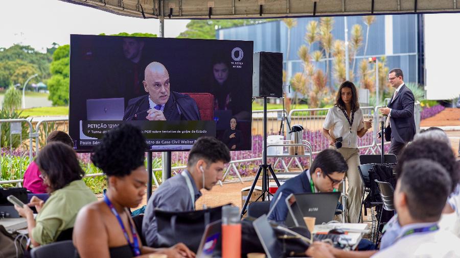 Alexandre de Moraes é visto em telão no STF no julgamento da aceitação a denúncia da trama Alexandre de Moraes é visto em telão no STF no julgamento da aceitação a denúncia da trama