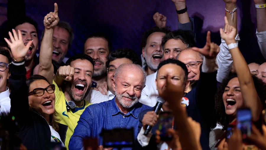 Lula faz discurso a seus apoiadores após vitória sobre Flávio Bolsonaro
