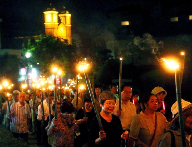 Freiras e fiéis marcham pela paz diante da catedral de Urakami, em Nagasaki