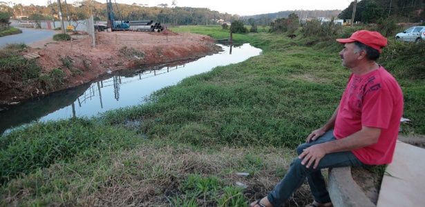 Jair Ramos, 59, observa o nível baixo do rio Guaió, do qual a Sabesp deveria captar água após ter investido R$ 28,9 milhões em transposição - Alex Silva/Estadão Conteúdo