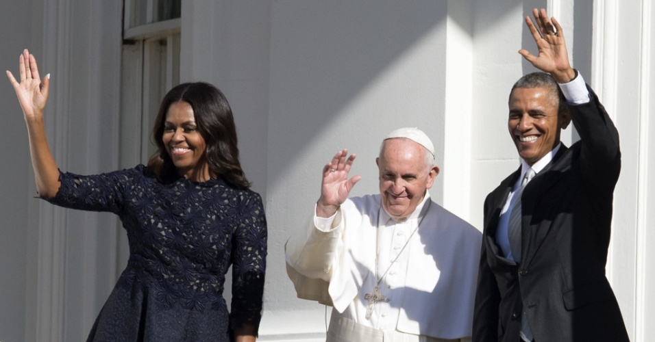 23.set.2015 - Papa Francisco saúda público na Casa Branca, em Washington, onde é recebido pelo presidente dos Estados Unidos, Barack Obama, e pela primeira-dama Michelle Obama