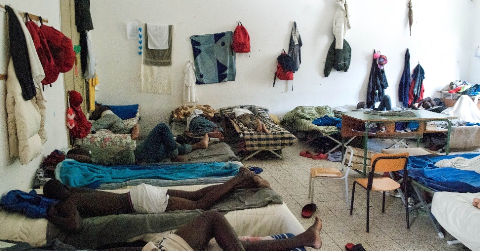 2.out.2015 - Refugiados são alocados em abrigo para migrantes em Augusta, na Sicília, Itália. Em questão de meses, os recém-chegados podem passar por diversas casas de acolhida enquanto aguardam o visto de permanência